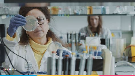 Électrons Libres Le Documentaire Qui Célèbre Les Femmes Scientifiques Rtbf Actus