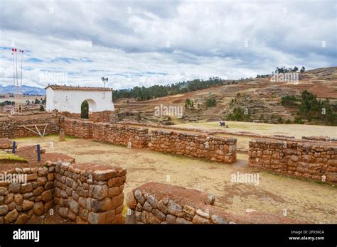 Antiguas Murallas Y Campo Adosado En La Plaza Del Pueblo De Chinchero