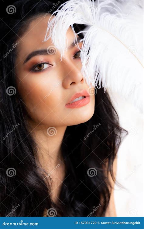 Modelo De Ropa Interior Y Alas Imagen De Archivo Imagen De Bikini Peinado