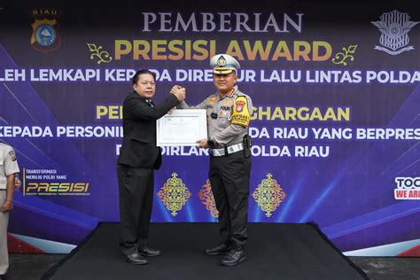 Dirlantas Polda Riau Terima Piagam Penghargaan Presisi Award Dari