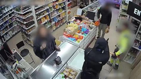 Video Dos Detenidos En Fonz Huesca Tras Atracar Una Tienda A Punta