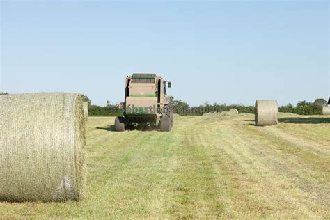 Photographie Pressage De Foin De Prairie Naturelle En Round Baller Agricole