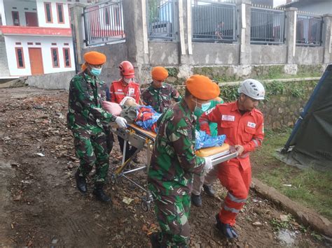 Satgas Kopasgat Angkatan Udara Bantu Korban Bencana Gempa Bumi Cianjur