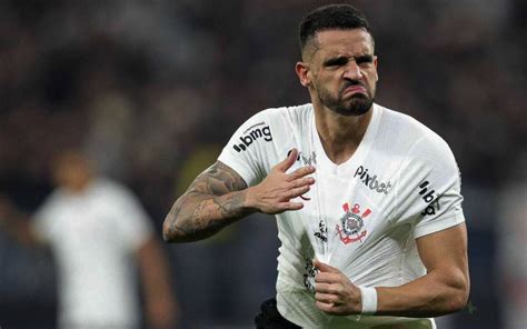 Renato Augusto e Fagner devem reforçar Corinthians no Brasil