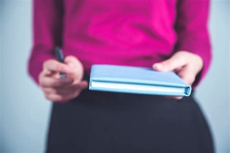 Bloc De Notas De Mano De Mujer Con Pluma Foto Premium