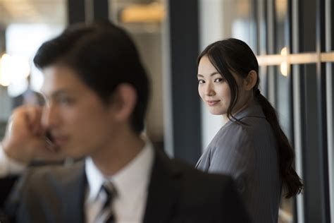 職場恋愛のきっかけにはどんなものがある？社内恋愛の注意点も解説！ 結婚相談所・婚活するならサンマリエ