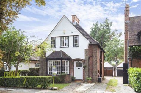 3 Bedroom Detached House For Sale In Crossways Gidea Park Rm2