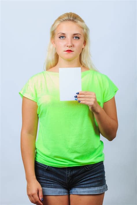 La Jeune Fille Blonde Tient La Carte De Visite Professionnelle De Visite Photo Stock Image Du
