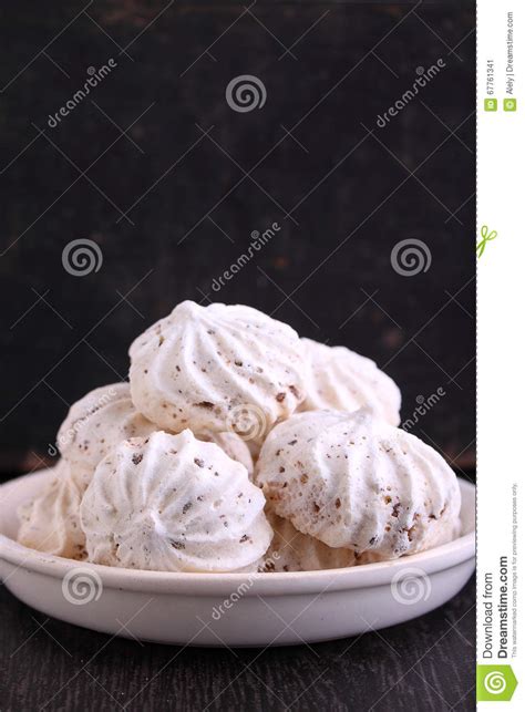 Torta Del Merengue Con El Chocolate Imagen De Archivo Imagen De