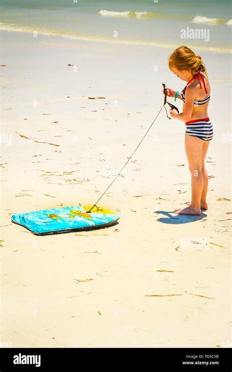 Kleines mädchen bikini strand allein Fotos und Bildmaterial in hoher