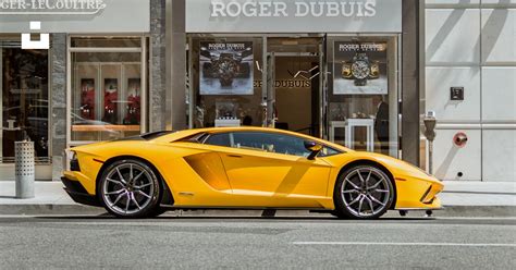 Foto Lamborghini Coupé Amarillo Estacionado Afuera De La Tienda