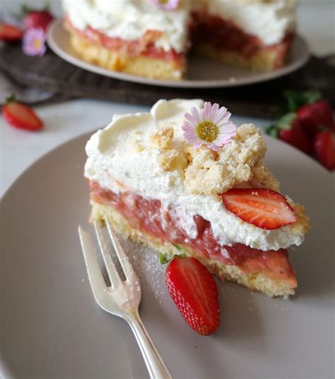 Rhabarber Erdbeertorte Mit Knusperstreusel