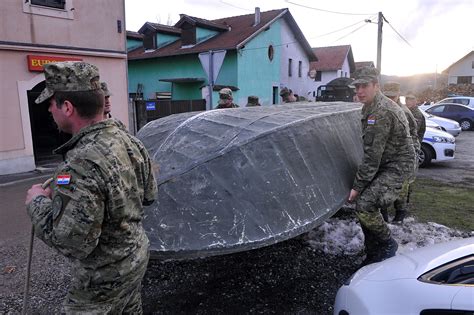 Jutarnji list Vojska pomaže stanovnicima Hrvatske Kostajnice