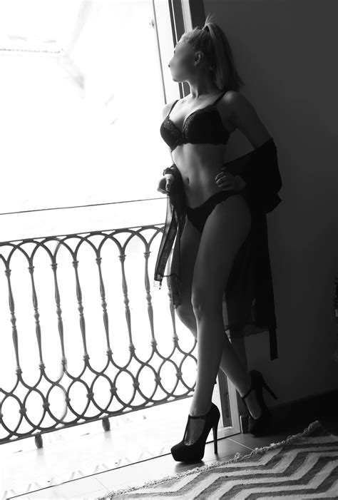 Female Escorts | Escorts Available Now | WOOBS.COM