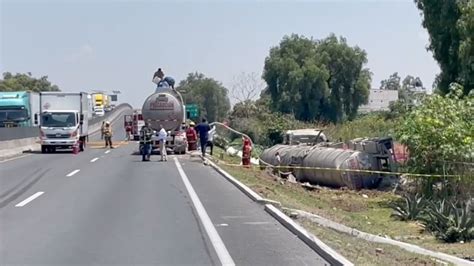 Un Chofer Logra Salvarse Tras Volcar En Una Pipa Cargada Con 30 Mil