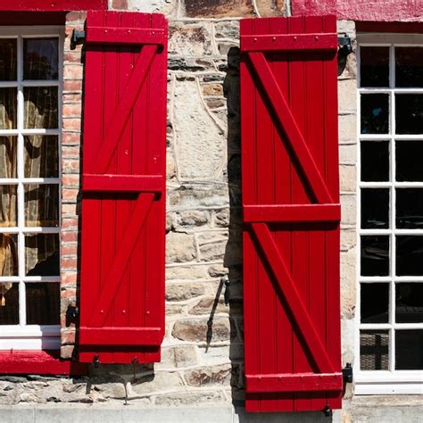 Janela De Casa Persianas De Madeira Vermelhas Em Vitre Foto Premium