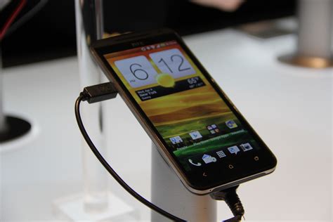 Sprint S Giant New 4g Lte Evo Has Hd Voice Brings Back The Kickstand Lauren Goode Mobile