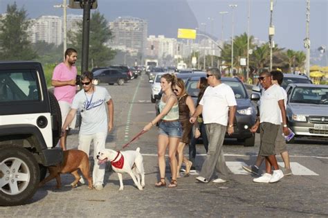 Ego Giovanna Ewbank Fotografada Cachorros Na Praia Not Cias