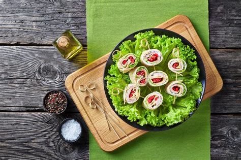 Abrigos Del Bocadillo Con Las Carnes Y Las Verduras Del Pollo Foto De