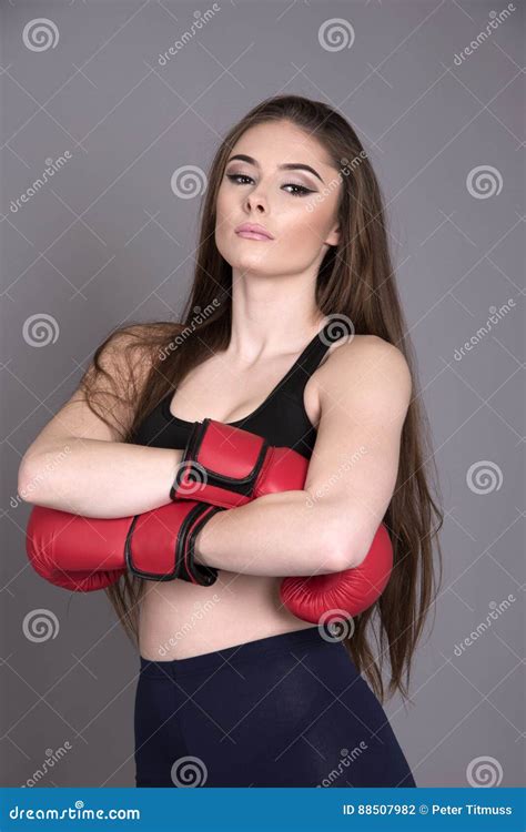 Boxeador Joven Con Los Brazos Doblados Y Los Guantes De Boxeo Rojos Que