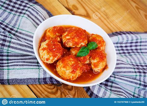 Alb Ndigas En Salsa De Tomate En Fondo De Madera Foto De Archivo