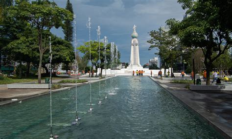 Abren Plaza Renovada Del Divino Salvador Del Mundo En La Mira