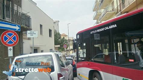 Reggio Calabria Ambulanza E Vigili Del Fuoco Bloccati Da Auto In