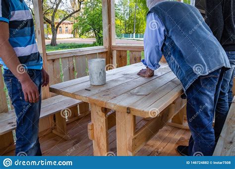 Los Instaladores Construyen Un Pabell N Del Material De Madera Foto De