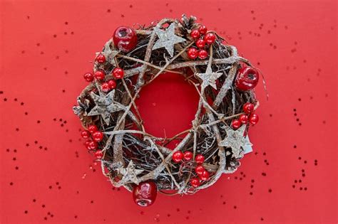 Guirlanda De Natal Feita De Ramos Decorados Estrelas De Madeira