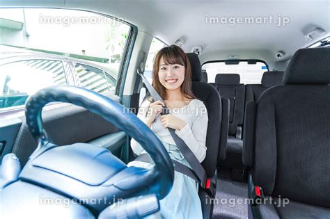 車を運転する女性の写真素材 174537866 イメージマート