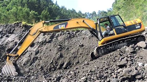 Cat 320d Excavator Working In Quarry Youtube