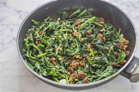 Ricetta Spinaci In Padella Con Uvetta E Pinoli Agrodolce