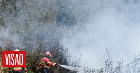 Visão Mais de 120 operacionais e cinco meios aéreos combatem fogo em