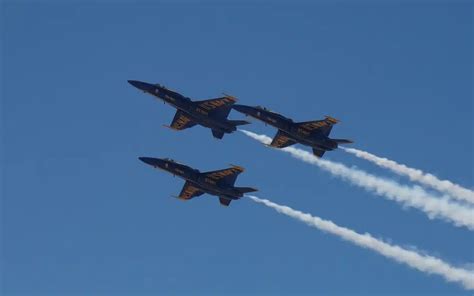 Blue Angels perform wild maneuver at 700 mph