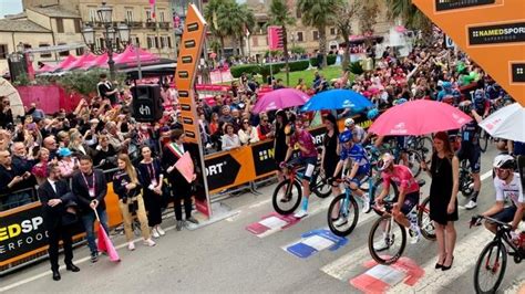 Vasto Si Tinge Di Rosa Per La Partenza Della Terza Tappa Del Giro