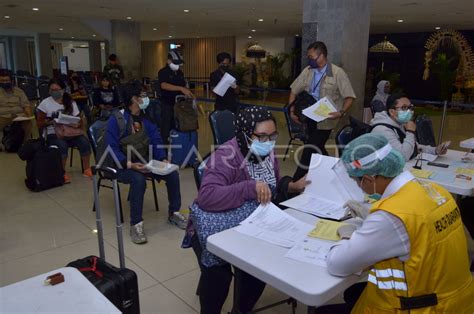 Pemeriksaan Persyaratan Penumpang Bandara Bali Antara Foto