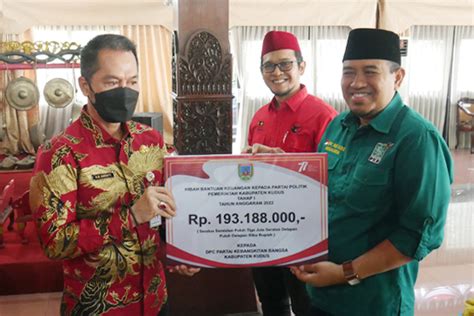 Serahkan Bantuan Keuangan Untuk 10 Parpol Bupati Kudus Minta