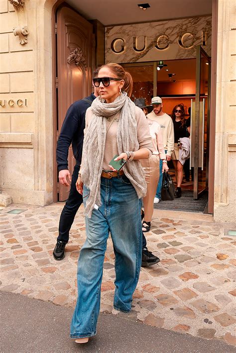 Jennifer Lopez Va De Compras A Gucci Con Baggy Jeans Y Un Su Ter C Modo