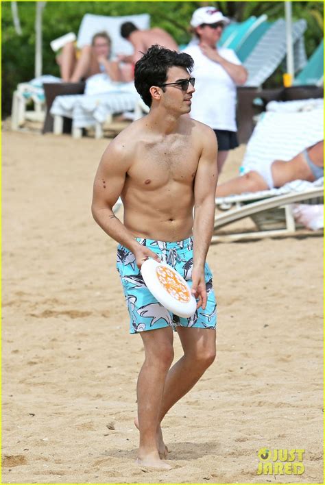 Joe Jonas Shirtless Beach Frisbee Player In Hawaii Photo 3023726 Blanda Eggenschwiler Joe