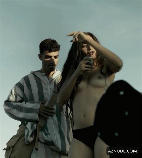 Alba Flores Sexy And Hot Nude Photos On The Beach AZNude