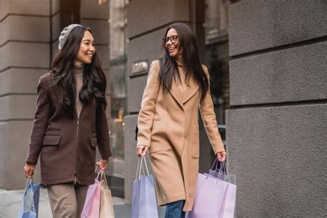 Compradoras Que Llevan Bolsas De Compras Mientras Caminan Por Las