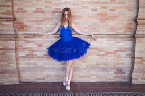 Danseuse De Ballet Classique Avec Tutu Bleu Turquie Faisant Différentes Poses Et Postures Sur