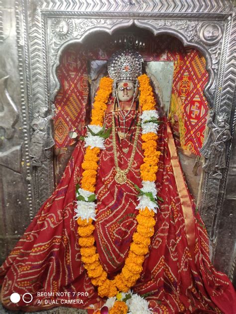 Onkar Maharajs Makeup With Marigold Rose Flowers And Vine Leaves