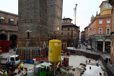 Torre Garisenda A Bologna Legacoop Dona Mila Euro