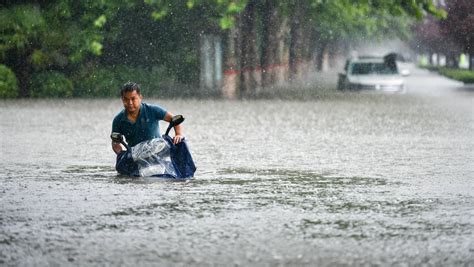 Zhengzhou In China Heavy Floods Hundreds Trapped In Subway