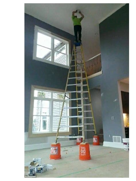 6 Aksi Kuli Bangunan Naik Tangga Ini Bikin Deg Degan Khawatir Jatuh Hot Liputan6