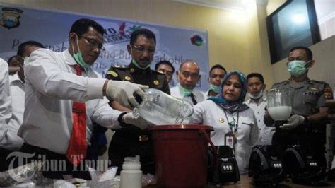 Foto Direktorat Reserse Narkoba Polda Sulsel Musnahan 19 Kilogram