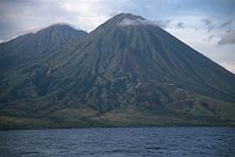 Gunung Sangeang Api Tetap Waspada Meski Tetangga Erupsi