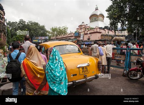 Los Devotos Hindu Multitud En Frente De Un Templo De Kali Kalighat En Calcuta Bengala