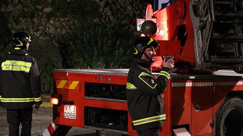 Tempesta Di Pioggia E Vento Albero Cade E Colpisce Un Auto Sei Feriti